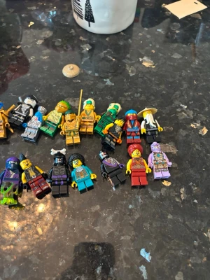 Lego mini figurer - Säljer mina gamla Lego ninjago mini figurer jag säljer dom styck eller 1200 för alla