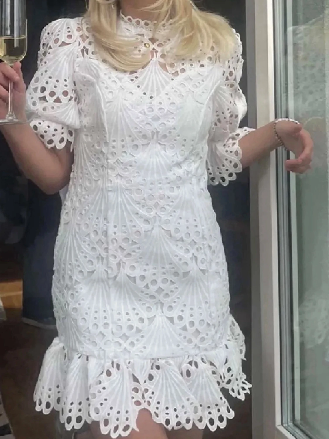 Vit spetsklänning med volang - 1