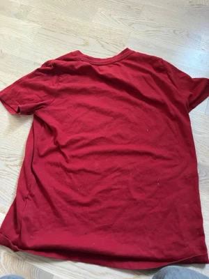 Röd t-shirt från Abercrombie Kids - Snygg röd t-shirt från Abercrombie Kids med klassisk rund halsringning. T-shirten är enkel och stilren, perfekt till jeans eller shorts. Tillverkad i mjuk bomull för en skön känsla hela dagen.