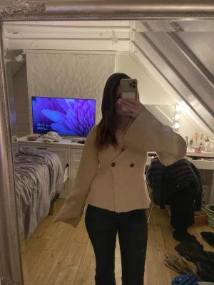 Beige stickad kofta med V-ringning  - As snygg beige stickad kofta med breda långa ärmar och djup v-ringning, koftan har knappar framtill och är figur nära med en lös passform. Aldrig använd köpt av en tjej på vinted!💞