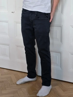 Replay jeans - Supersnygga mörkblå/grå Replay jeans i storlek  W32/L32. Modell: Anbass. Gjorda i det lite dyrare Hyperflex materialet vilket gör de lite stretchiga.