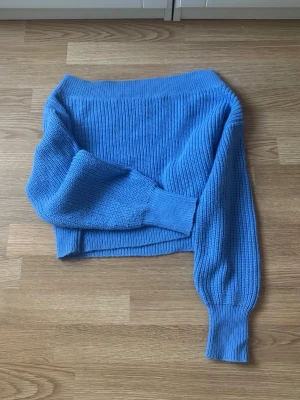 Blå off shoulder stickad tröja - Storlek XS💙