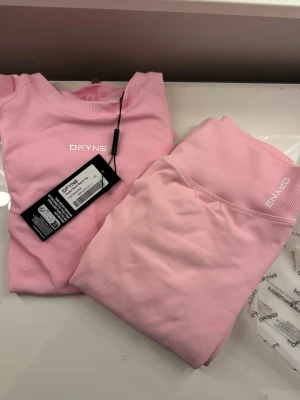 Dfyne - Helt nya, aldrig använda.prisslapp finns kvar.  Säljer eftersom jag inte gillar färgen. Storlek XS. IMPACKT LEGGINGS LIGHT ROSÉ PINK, IMPACT SHORT SLEEVE TOP.  Pris 850:- priset går att diskuteras, vid frågor kontakta mig 🫶🏽