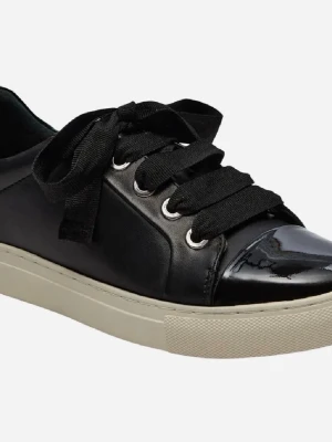 Svarta sneakers från Billi Bi - Stilrena svarta sneakers från Billi Bi med breda svarta skosnören, blanka detaljer på tån och vit sula. Skorna har metallfärgade öljetter och en klassisk låg profil. Materialet är en mix av läder och lackdetaljer som ger en cool kontrast. Tyvärr är de lite stora för mig och kommer inte till användning, de vita runt kommer jag fixa så de blir vitare! Fråga om bilder. ny pris 1799kr😊