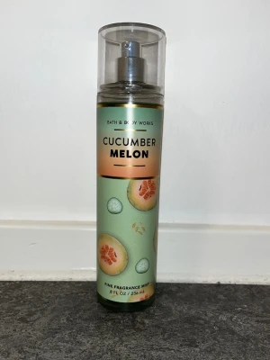 Cucumber Melon mist från Bath & Body Works - {Skriv innan köp för denna} Signature 2000’s cleangirl body mist från Bath & Body Works med doft av gurka och melon. Endast testad. Limited edition och slutsåld!!