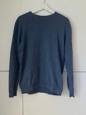 Blå stickad tröja - Vanlig blå stickad tröja som tyvärr inte passar mig längre. Passar någon som är 180. Hör av er vid intresse 