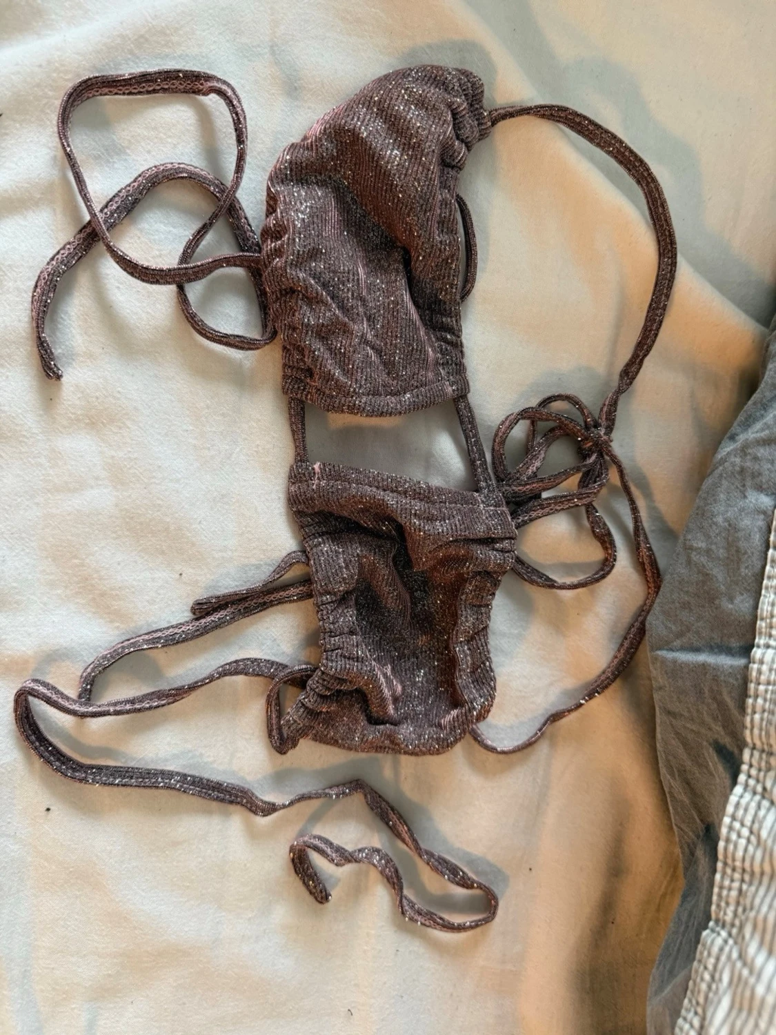 Glittrig brun bikini med knyt