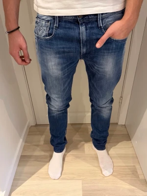 Replay anbass  - Replay anbass jeans i super bra skick! Snygg färg samt passform! Vid minsta fundering kontakta oss ✔️
