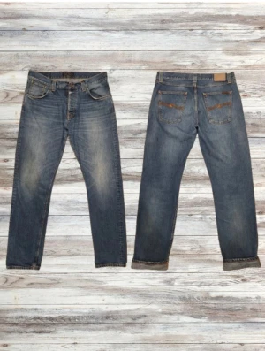Nudie Jeans - Säljer ett par snygga Jeans från Nudie med Storlek W36/L34. Jeansen har några få defekter,  se sista bild. Men defekterna är inget som märks av när man har på sig jeansen och det är fortfarande riktigt stiliga. Modellen är 183cm, så byxorna passar de runtomkring den längden👍