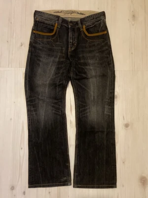 Wrangler jeans - Ett par feta svarta wrangler jeans med feta fades och skor snygga bakfickor