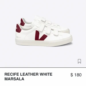 Veja sneakers med kardborre - Stilrena vita sneakers från Veja i modellen Recife med kardborreband och detaljer i vinrött. Perfekta vårskor. Använda några gånger men fortfarande i fint skick! Skriv för egna bilder! 