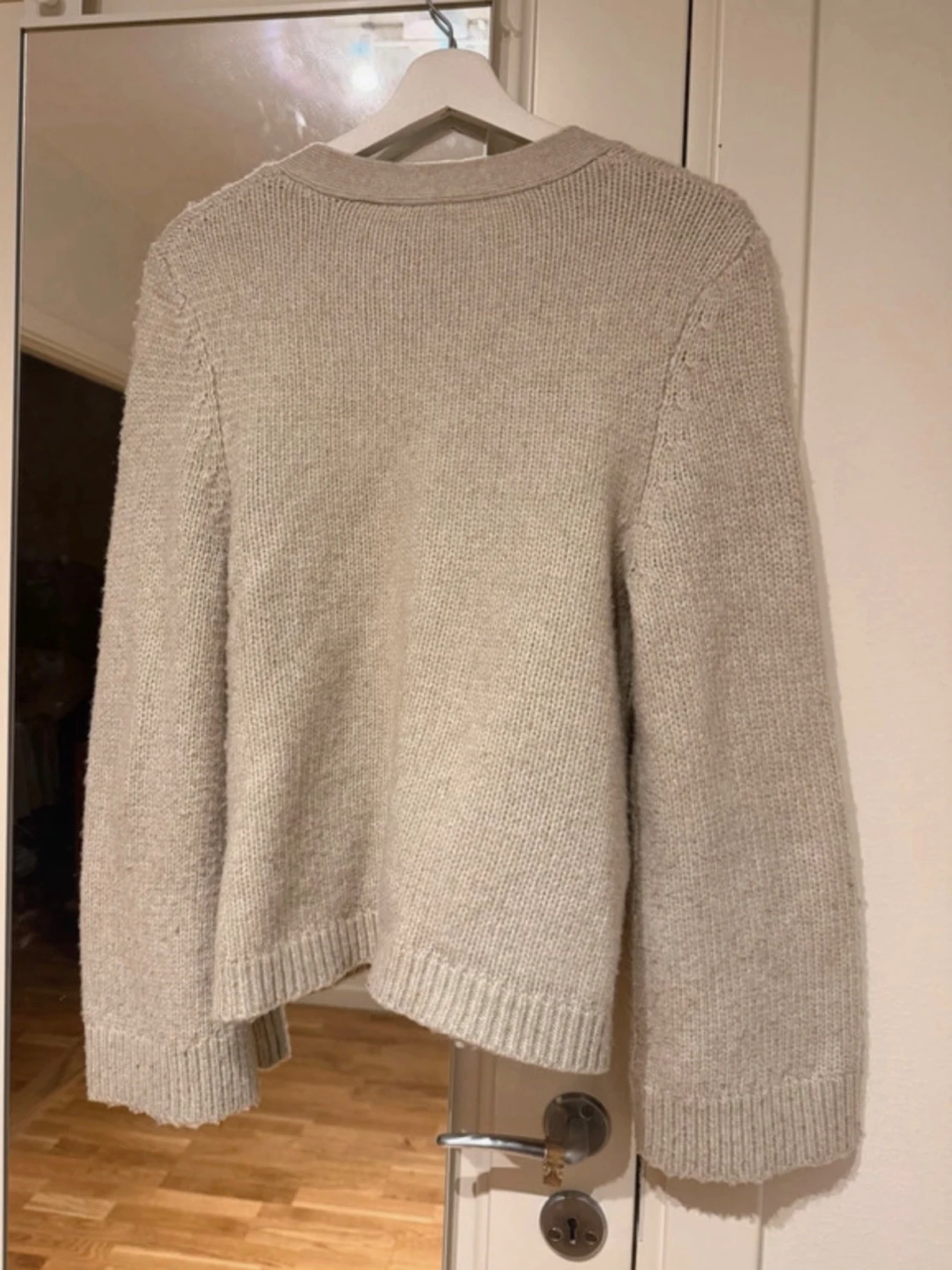 Beige stickad kofta med fickor - 1