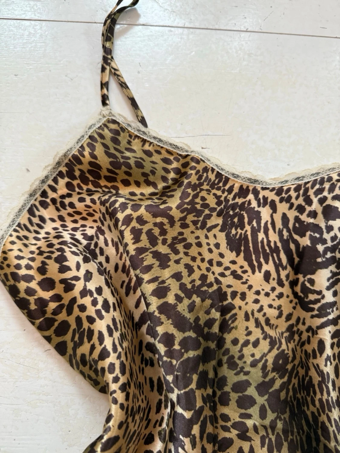 Leopardmönstrat satinset med spets - 1