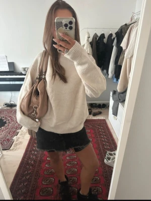 Beige stickad tröja, ginatricot  - Säljer denna mysiga stickade tröjan då den inte kommer till användning. Endast använd en gång ☺️