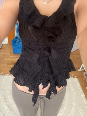 marinblå/svart volang tröja💗 - säljer denna volangtröja från ginatricot💓 den är tidigare köpt på secondhand men inte använts, och inte av mig heller💞 den är i jätte fint skick 💗 