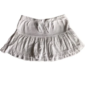 Vintage lowwaist/ lowrise minikjol/ miniskirt/ volangkjol/ tygkjol, y2k/ cyber/ alt/ coquette/ 2000s/ 2000tal/ 00s/ 00tal - Söt vit minikjol med snörning!