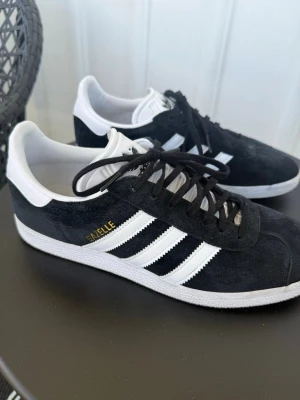 Adidas gazelle 43.1/3 - Säljer dessa snygga skor från adidas. Skicket är mycket fint då de endast är använda ett fåtal gånger. Storlek 43.1/3. Hör av er vid frågor!