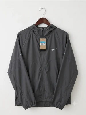 Grå Nike Miller tracksuit - Snygg och helt oanvänd nike miller tracksuit den är helt ny M storlek passar S också. Skriv gärna eran erbjudande