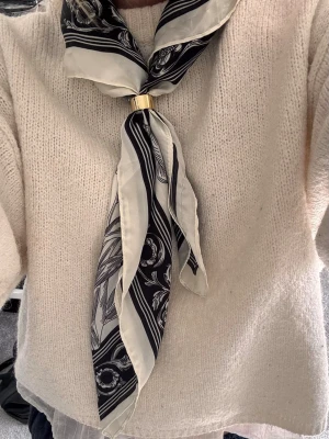 Stickad t shirt  - Jättemysig stickad tröja från Gina tricot i en krämvit färg 