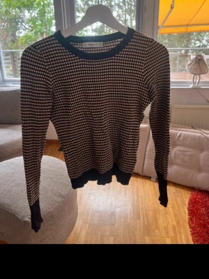 Ribbstickad tröja Zara - Jättefin prickig beige brun ribbad tröja från Zara i storlek M. Använd ett fåtal gånger och i bra skick🫶