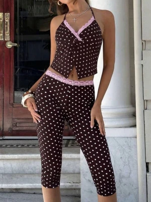 Capri set  - 💛50% just nu på bundles!! Få denna varan till  ännu billigare pris. Skapa en bundle på min profil på den gula linjen💛 Prickigt brunt capri set med ljusrosa prickar och spets, helt nytt säljer då de inte passade. Stl S/M