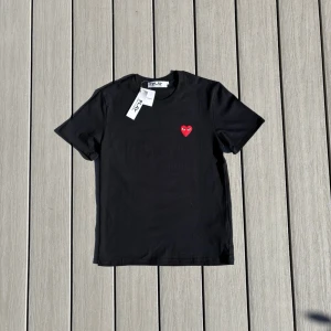 CDG T-shirt - CDG T-Shirt in size S. Colour: Black with Red heart. Brand new! SHIPPING IN 24H📦Ask for more pictures!