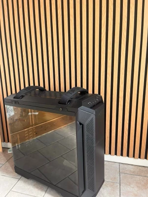 Svart  robust chassi med glaspanel - Snygg svart  data  robust chassi och genomskinlig sidopanel i glas. Utrustad med bärhandtag på ovansidan för enkel transport. Modern design med ventilerade paneler och stilrena linjer. 