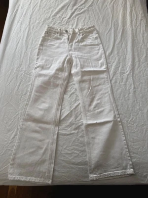 Vita jeans  - Super fina helt nya använda en gång bara, low waist passar mig som har S