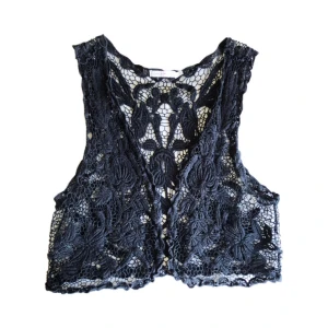 Vintage virkad väst/ topp, hippie/ boho/ bohemisk/ bohemian/ 60tal/ 70tal/ 60s/ 70s/ alt  - Svart virkad väst! 