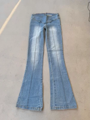 y2k bootcut låga jeans  - ♡︎ äkta 2000tals snygga jeans utan fickor  ♡︎ storleken är 36 passar även xs/s ♡︎ midjan mäter 36 platt (lite stretchiga) ♡︎ innerbenslängd 88 ♡︎ bootcut bredd längst ner 24 