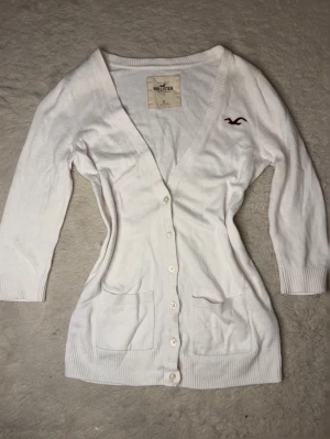 Hollister vintage kofta - En jättesnygg eftertraktad Hollister kofta! Skit snygg på och formar fint, ärmarna är lite kortare i modellen. Just denna modellen är väldigt eftertraktad så passa på! Pris kan diskuteras 