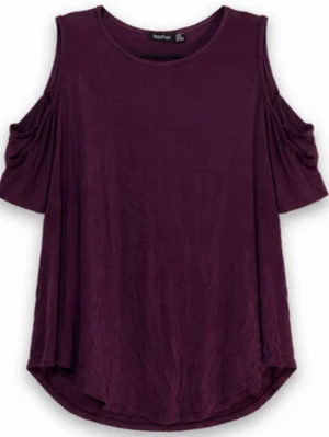 Vinröd topp med cold shoulder | Storlek 42 / L  - 💕30% bundlerabatt vid köp av minst två artiklar.  🌸Vinröd topp med cold shoulder.            ✔️Märke: Boohoo.                                                    📏Storlek 42 / L  ⭐️Fint använt skick. Hel och ren utan fläckar, hål eller andra synliga brister
