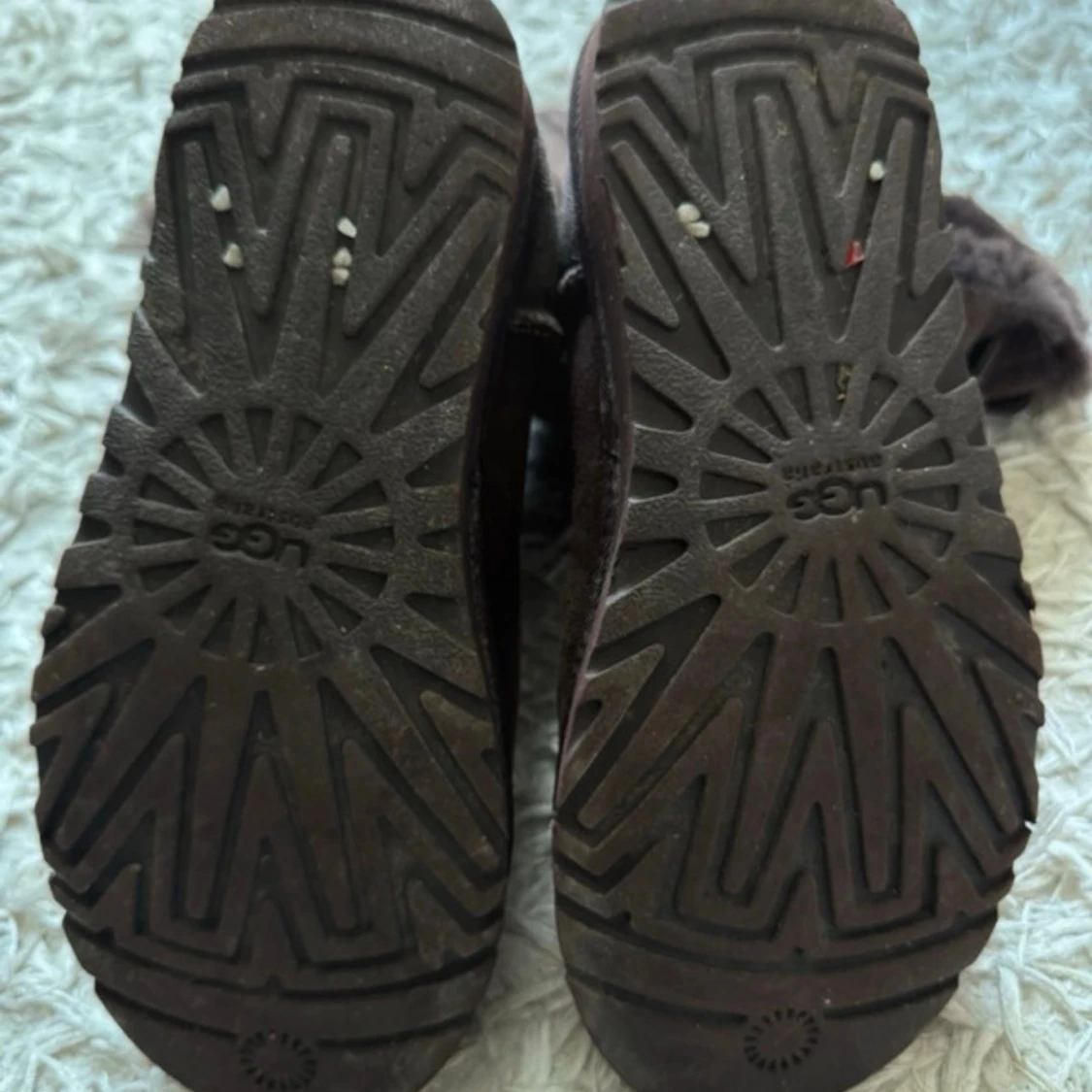 Bruna UGG-stövlar med knappar - 3