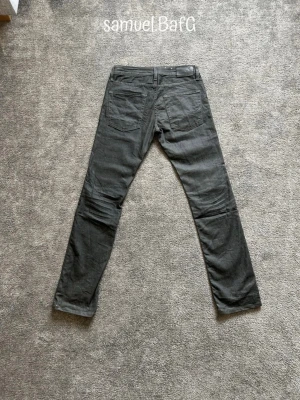 Svarta Jack & Jones - Jack & Jones jeans med bra passform och väldigt bra skick. Storlek W30/L34. 