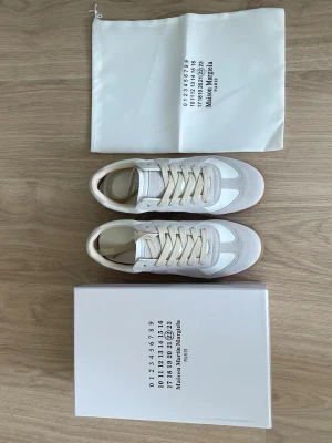 Masion Margiela gats Vita - Säljer nu mina vita gats som jag använt en gång men ser ut som nya. Väldigt fina. 