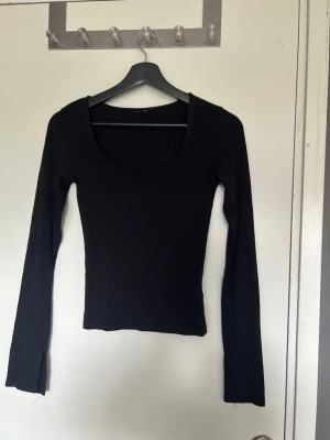 långärmade från gina tricot😍 - säljer dessa då jag ej har användning för de. alla är något noppriga pågrund av tvätt. det går att köpa bara en eller om man vill ta några stycken. skriv till mig isåfall så ändrar jag priset på annonsen!❤️ Blå/vit är storlek S och beige/svart är XS.  (En kostar 30)