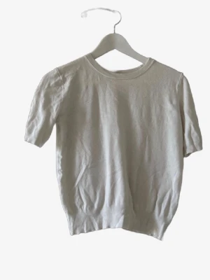 Beige kortärmad t-shirt🌸 - En enkel och stilren beige t-shirt med korta ärmar och rund hals. Perfekt basplagg som passar till det mesta. Tillverkad i mjuk bomull för skön komfort.