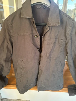 Overshirt - Overshirt/jacka från Lindbergh! Perfekt till sommaren. Fint skick och används 2 ggr. Nypris 1000 kr. Den är mer grön i färgen än vad som syns på bilderna