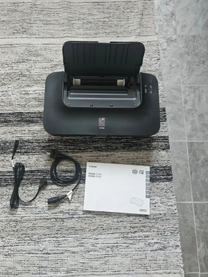 Canon bläckstråleskrivare  - Helt nytt Aldrig använt.  lite skrav märke påverka ingen syns inte  Passar till alla bärbar dator eller stationär dator  Manual följer med  Strömkabel följer med  Fotoskivare eller bläckstråleskrivare.  Lätt att koppla in.  Lätt att använda. Perfekt till hemmet  Perfekt till någon  Ny pris 1200.