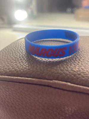 Blått Marcus & Martinus armband - Blått M&M armband. Köpte från deras merch sida ”mmstore.com”, men säljs inte längre.