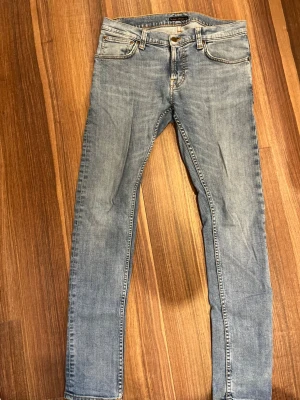 Nudie jeans - Ett par schyssta nudies i väldigt bra skick till otrolig pris, 32x32 lite små slitningar men annars bra skick!