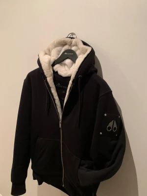 Moose knuckle  - Säljer denna moose knuckle bunny jackan i storlek :M.     Köpt i butik! Allt från köpet ingår såsom: KVITTO.TAGS mm.   Inga snören                                                Perfekt nu i vinter och riktigt bekväm . Skick 8/10.            Pris 2999kr 