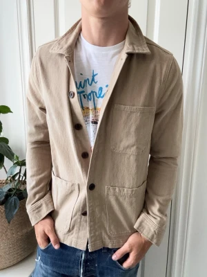 Studio total overshirt  - Studio total overshirt, sjukt snygg. Inga defekter! Modellen i bilderna är 180 cm 75 kg och bär Storlek S , Kom med frågor! 🌟 (Kan gå ned i pris vid köp av paket 😉) 