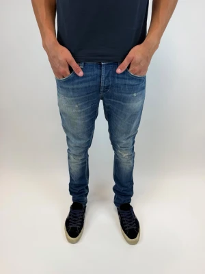 Dondup Jeans George  - Dondup Jeans George! Trendigaste jeansen på marknaden.  Ny pris= 4000 kr Säljs för= 999 kr (Modellen har original slitningar från fabrik vilket är väldigt eftertraktat och populärt)