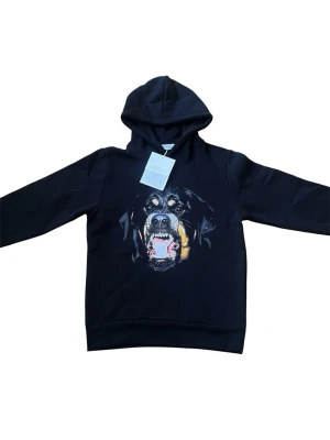 Givenchy Rottweiler Hoodie - Helt ny Givenchy-hoodie med lapparna kvar! Sjukt fet design som passar perfekt till en schysst streetwear- eller archive-look. storlek xs, helt ny med lapparna kvar! Skickas snabbt! 