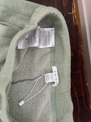 Ljusgröna mjukisshorts från Amisu - Mysiga ljusgröna shorts med dragsko i midjan. Enkel och avslappnad design med bekväm passform. Säljer pga för stora så därav använda ett fåtal gånger. 