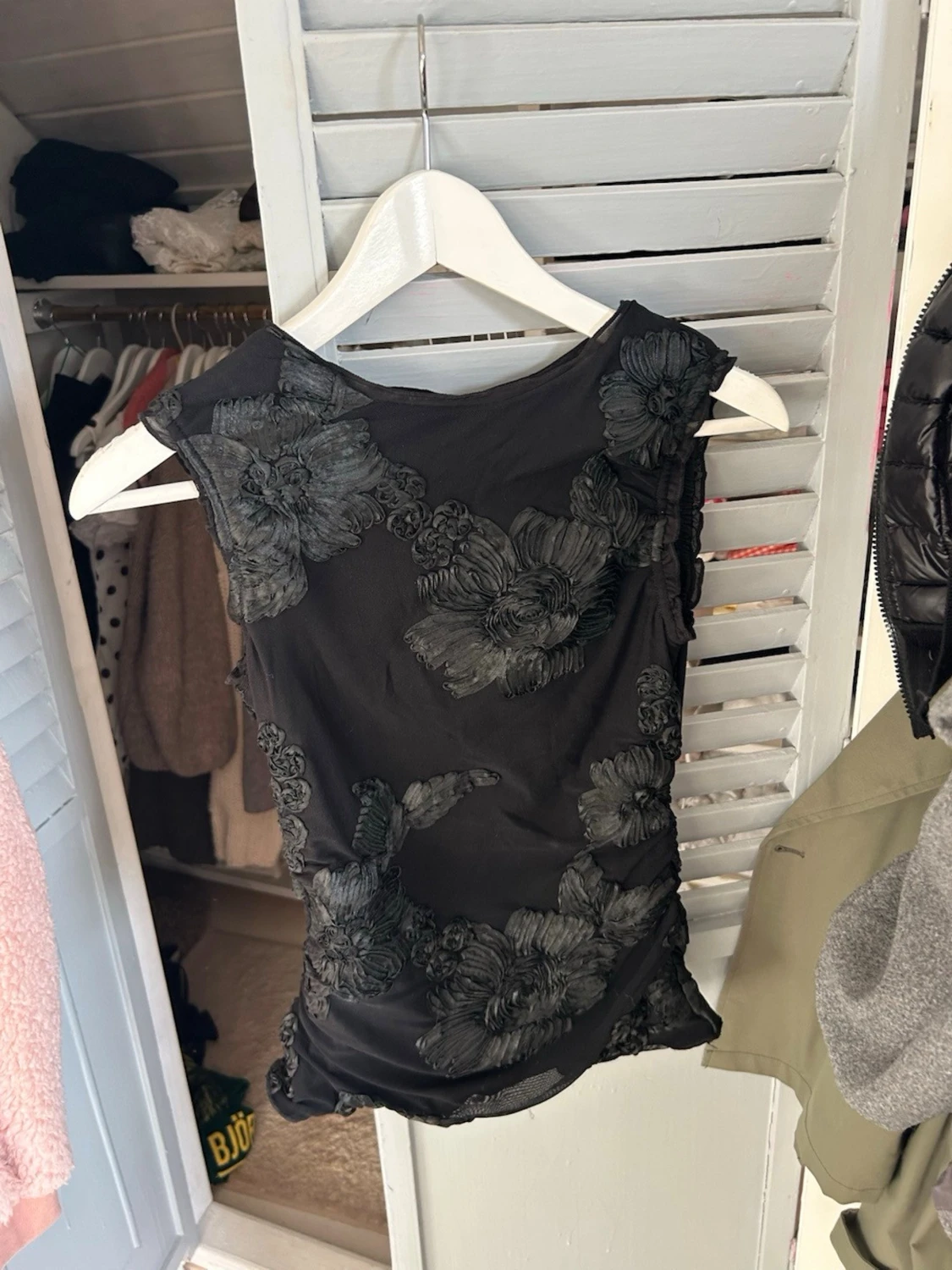 Svart blommig ärmlös topp - 1