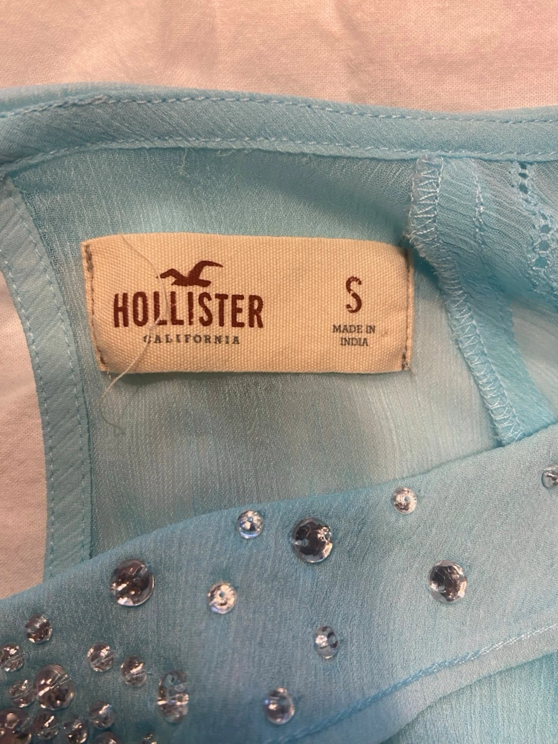 Ljusblå blus med pärldetaljer Hollister - 1