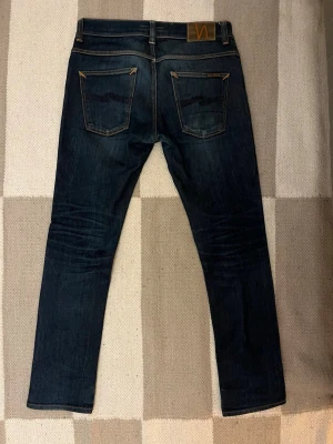 Nudie Jeans Grim Tim - Säljer nu dessa feta Nudie jeans i modellen Grim Tim. De har naturliga fades och är otroligt sköna. Jag är 185 och de är lite för små för mig. Storleken är 32/32
