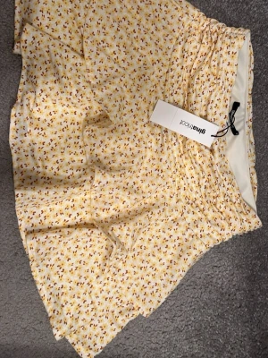 Gulblommig minikjol från Gina Tricot - Gulblommig kjol från Gina tricot storlek s och aldrig använt